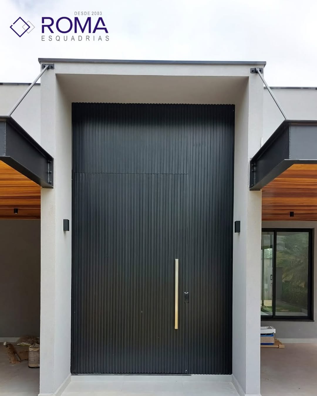 Porta de entrada pivotante com lambril ripado, no alumínio preto!! 🖤✨Está precisando de um orçamento! Entre em contato conosco através da bio 👩🏻_💻#esquadriasdealuminio #esqudriasdealtopadrao